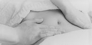 Zwei-Hände-Massieren-Bauch
