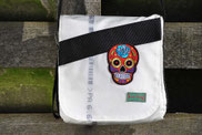 Umhängetasche mit farbigem Totenkopf