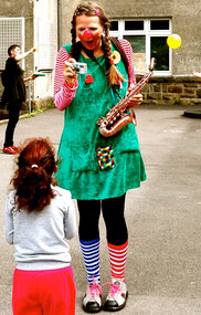 Clown Lotte und ein Mädchen