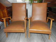 Paire de fauteuils style scandinave, pieds compas, simili cuir marron, vintage 1950-1960