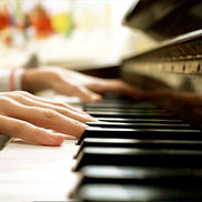 Sylvia Gomez, professeure diplomée cours de piano à LCJ Vaucresson, Garches, La Celle Saint Cloud, Bougival, Le Chesnay, Ville d'Avray