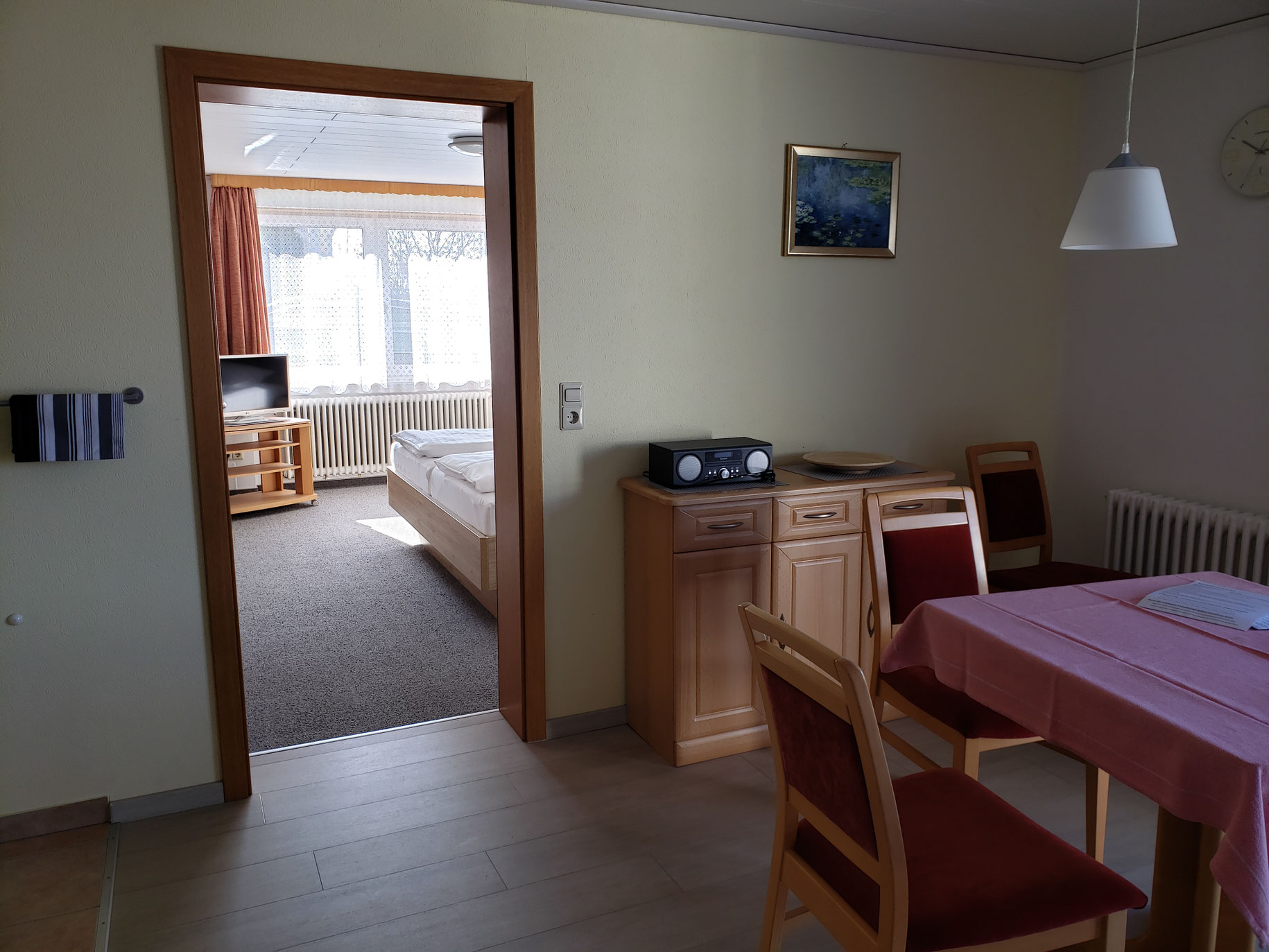 Bild: Esstisch der Ferienwohnung im Erdgeschoss im Seegarten in Meersburg am Bodensee