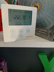 Thermostat sans fil BaillIndustrie posé sur une étagère