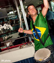 ivo Jansen tijdens een percussie workshop op locatie voor een groep collega's