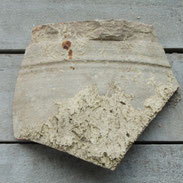 Randfragment van pijpenpot waarbij aangesmeerde klei duidelijk zichtbaar is, Schoonhoven ca 1780-1800