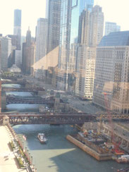 シカゴは意外と水の街。手前の跳ね橋は電車の鉄橋。橋が跳ね上がっている間は電車もストップ。気長に待つのみ。