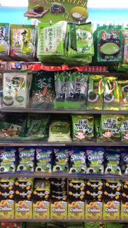 抹茶味と緑茶味お菓子コーナーの棚は、次に通りかかった時にはスカスカに