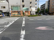 コメダ珈琲店が向かいに見える横断歩道へ進んでください。