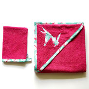 Cape de bain en éponge rose fuschia paon