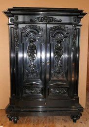 Schwarzes Historismus Vertiko barocke Schnitzereien original Zustand H. 160,5 cm, € 1200,00