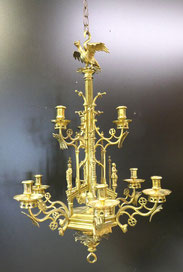 Neogothischer Deckenleuchter Messing Figuren Wappen Neunflammig H. 86,0 cm, € 1650,00