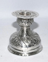 Einflammiger Kerzenleuchter 800er Silber Blumendekor H. 7,7 cm D. 7,5 cm, € 350,00