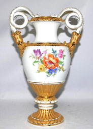 Meissen Porzellan Schlangenhenkel Vase Blumenmalerei Goldstaffiert H. 30,5 cm, € 1950,00