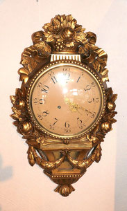 Kartell Uhr Kienzle Holz geschnitzt vergoldet 20. Jahrhundert H. 70 cm, € 650,00