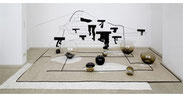 Nanuk’s Zukunft, 2009, Metallcutout, Schnur, mundgeblasenes Glas, Wellpappe, Stoff, Installationsansicht