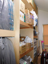 本格的に作った納戸。ハンガーパイプは二段。隣の部屋の小屋裏も使った広いスペースを確保