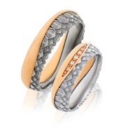 Rot- und Weissgold Eheringe mit Drachenhaut-Struktur und Brillanten, aus der Trauring Kollektion Together der Goldschmiede OBSESSION in Zürich und Wetzikon.