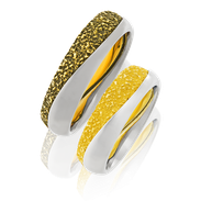 Gelb- und Weissgold Eheringe mit Stone-Struktur aus der Trauring Kollektion Together von der Goldschmiede OBSESSION in Zürich und Wetzikon.