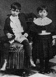 ピカソと妹のローラ。（1889年）