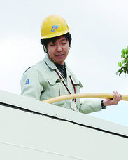 高所作業車で作業する具志堅勇介さん=石垣市伊原間