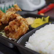 まるちゃん家のジャンボから揚げ弁当。愛情込めたお母さんの手作りのような優しい味のお弁当。