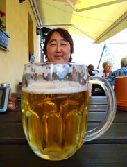 Die kleinste bekam natürlich das größte Bier :-)