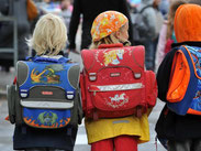 Kinder laufen in Freiburg mit ihren Schulranzen zur Schule. Foto: P. Seeger/Archiv