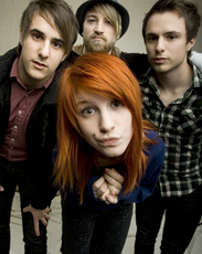 よく〇〇みたいっていわれる引き合いのparamore(パラモア)。今は路線が大分違うので初期メンバー時ですけどね。