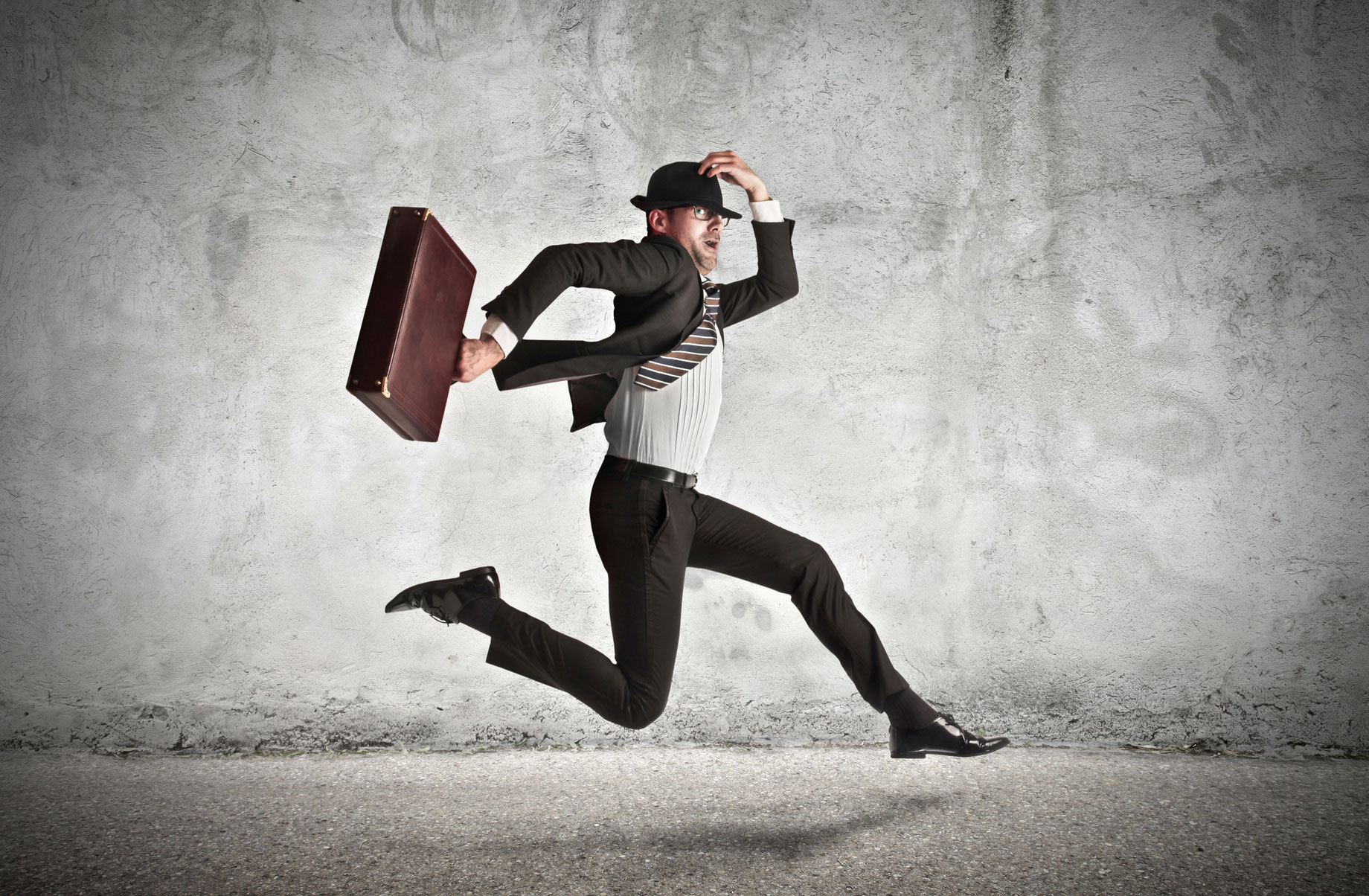 Опаздывающий человек. Martin was in a hurry. Человек бежит с ноутбуком. Человек бежит на работу. Человек одевается опаздывает.