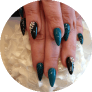 Gelnägel im Nagelstudio. Shellac, Nageldesign
