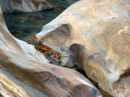 Wasserspiele über Gneis-Gestein im Valle del Salto, Tessin