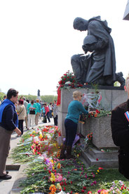Statue Knieender Soldat, umgeben von Blumen. Sowjetisches Ehrenmal Treptow 9.Mai 2015. Foto: Helga Karl
