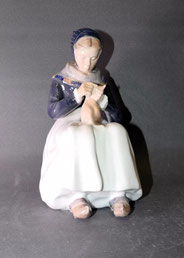 Alte Royal Copenhagen Figur Lotte Benter "Amager-Mädchen näht" Nr. 1317 H. 25 cm, € 250,00