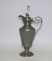 Wein Abendmahl Kanne Zinn ca. 1840 Süddeutsch Lamm Gottes H. 44,5 cm, 1,85 ltr., € 680,00