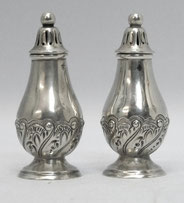 Ein paar Salzstreuer England 925 Sterling 1883 Charles Engelhard H. 6,5 cm 40 g., € 80,00