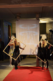 Kleid trägt Kunst -Performance -die Kunst verlässt den festen Rahmen und wird zum bewegtem Kleid