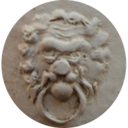 Leeuwenkop met ring in bek