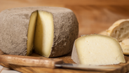 maremma pecorino pecora formaggio caseificio toscano toscana spadi follonica forma intera tagliato taglio tavolo tavola spicchio italiano origine latte italia nuovi sapori saporito stagionato cenerino affinato