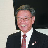出発前、笑顔の翁長知事=24日、那覇空港