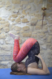yoga intégral posture de la chandelle variante sarvangasana