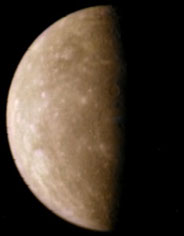 Mariner-10-Aufnahme aus dem Jahre 1974. Der runde Krater an der Tag-Nacht-Grenze oberhalb der Bildmitte ist der 240 km große Krater Mozart. Der leicht dünklere Fleck im oberen Teil, wird Tolstoj genannt und ist 360 km breit.