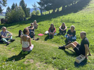 Blumenwiese, Yoga und Wandern in Österreich - Yogaretreat über Ostern im Bregenzerwald