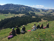 Blumenwiese, Yoga und Wandern in Österreich - Yogaretreat über Ostern im Bregenzerwald