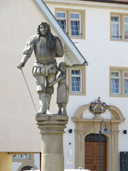 Georg Friedrich von Kaltental und die Waise Adiz vor dem Durchgang zum Schloss Aldingen