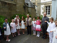 Dans le jardin du presbytère, les 21 enfants se préparent pour vivre leur 1ère eucharistie.
