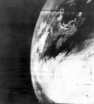 Première image de la terre prise d'un satellite le 1 avril 1960