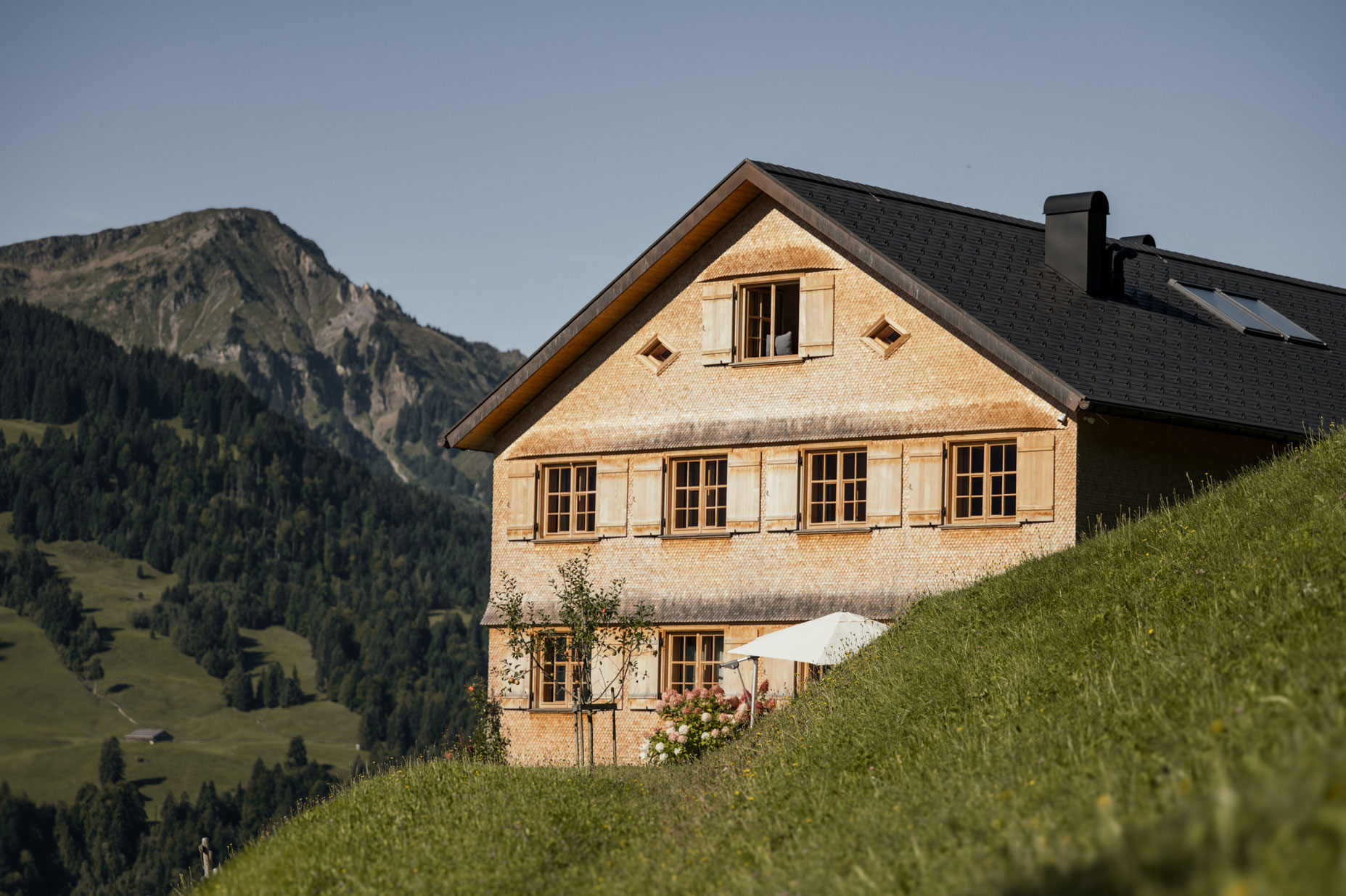 HALWINA HIDEAWAY • ein Liebesbrief an den Bregenzerwald | Ferienhaus in Vorarlberg • Member of Mountain Hideaways ©MarikaUnterladstätter