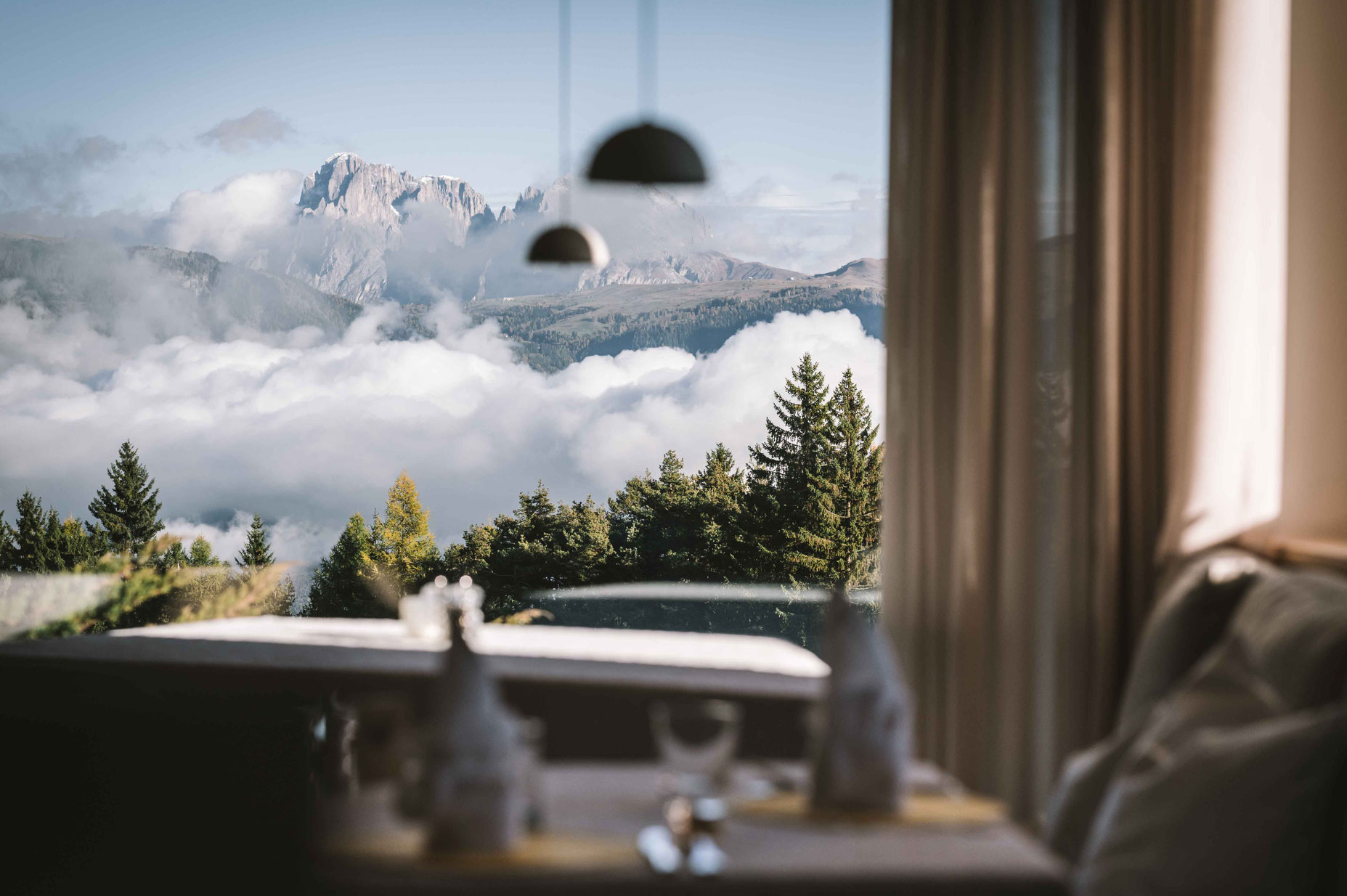 Panoramablick auf die Dolomiten vom Restaurant im Hotel Tann am Ritten in Südtirol.