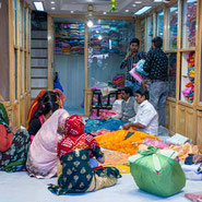 Femmes indiennes assise au sol dans une boutique de saris (Jaipur).