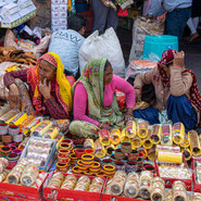 Femmes indiennes dans les rue de Jaipur proposant des bijoux à la vente.